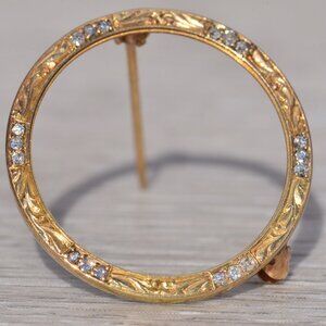Natural Diamond Circle Brooch in Yellow Gold